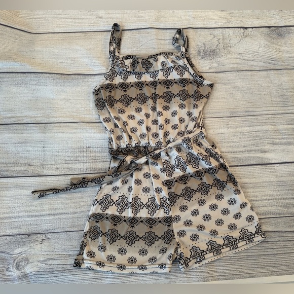CONEY ISLAND Stylish Patterned romper/size 7-8 - Picture 2 of 10